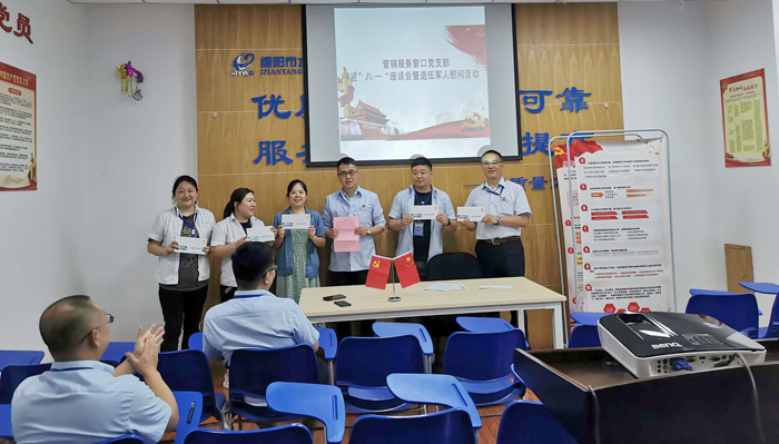 支部书记与退伍军人合影.jpg