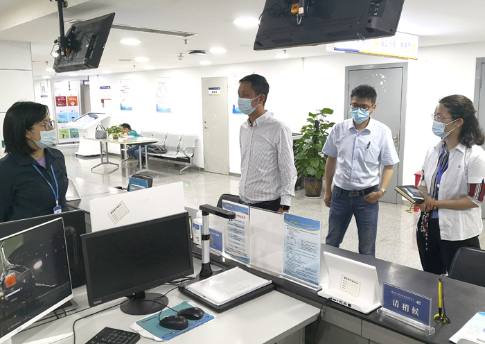 总经理龚勇查看窗口工作开展情况.jpg
